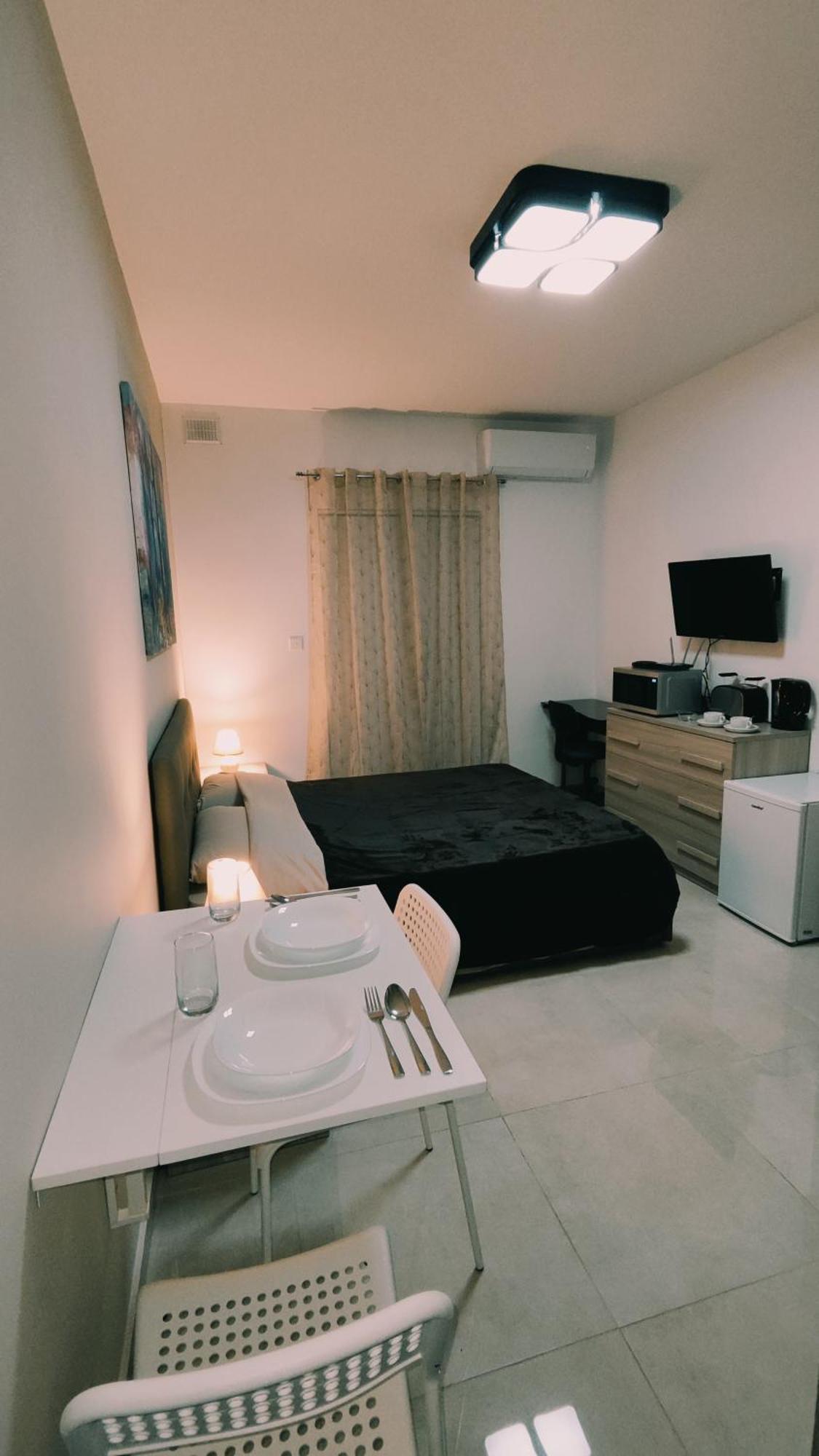 Fairwinds - Double Room With Ensuite - Luqa Airport - Self Check In & Out Available Kültér fotó